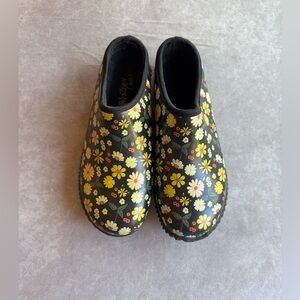 Western Chief Floral Mules - Black and Yellow